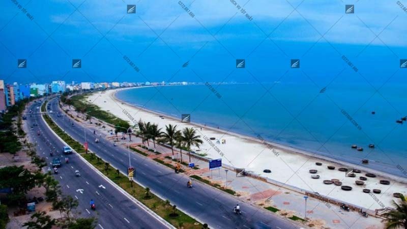 Bãi biển Mỹ Khê nằm cách trung tâm Đà Nẵng bao nhiêu km?