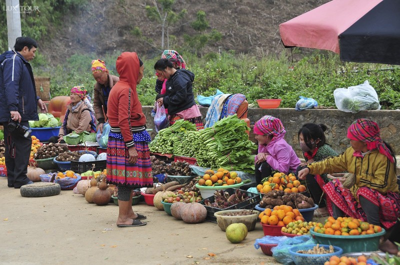 Chợ phiên náo nhiệt phản ánh nhịp sống của người dân nơi đây