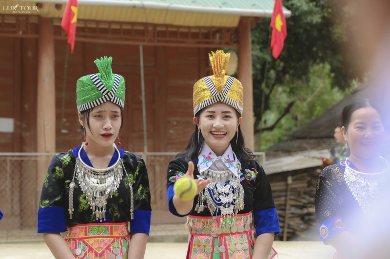 Trò chơi "Ném pao" thu hút đông đảo các nam thanh nữ tú tham gia