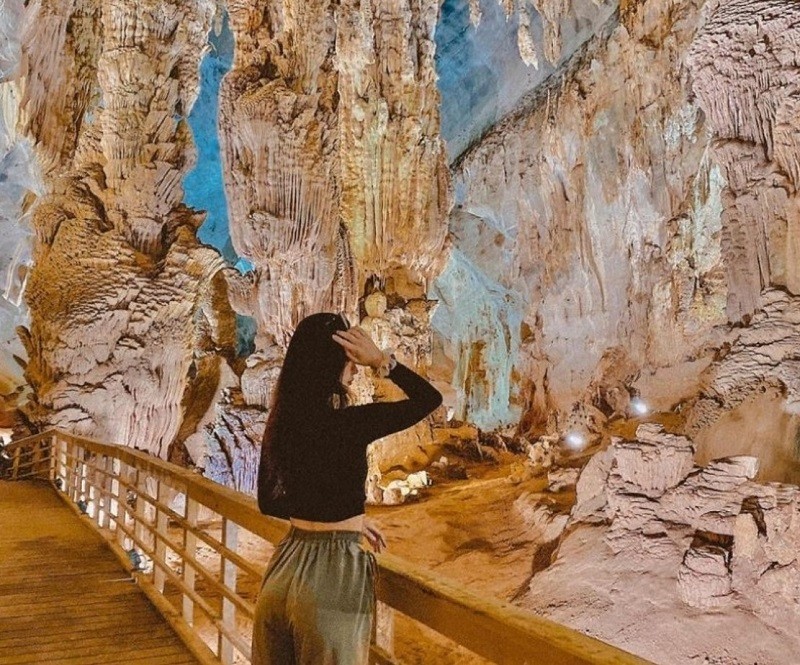 Khám phá vẻ đẹp hang Đầu Gỗ ở vịnh Hạ Long