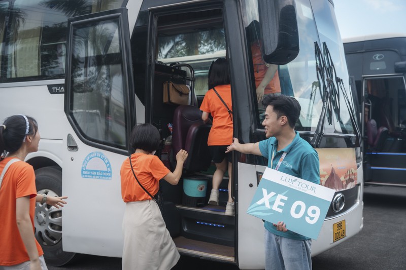 HDV đón quý khách lên xe khởi hành đến Mộc Châu