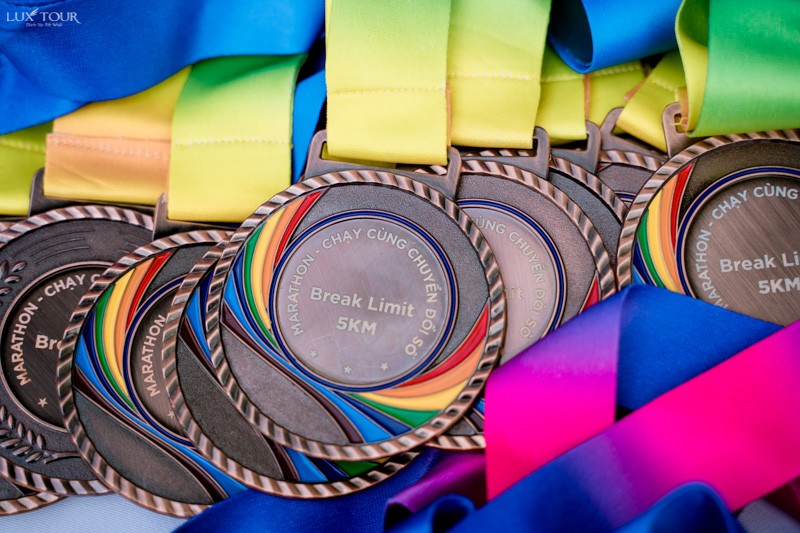 Hình ảnh huy chương trong giải chạy bộ của doanh nghiệp 