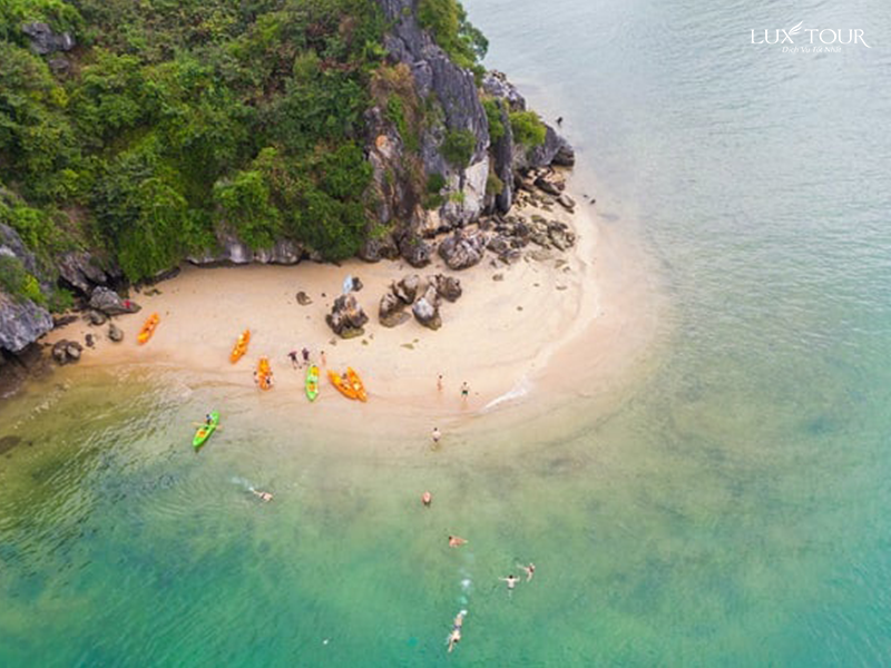 Bãi tắm Ba Trái Đào nằm phía đông của vịnh Hạ Long, thường nằm trong các tour du thuyền