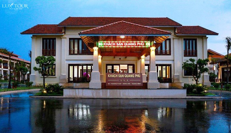 Khách sạn Quang Phú nằm ngay bên bờ biển Nhật Lệ