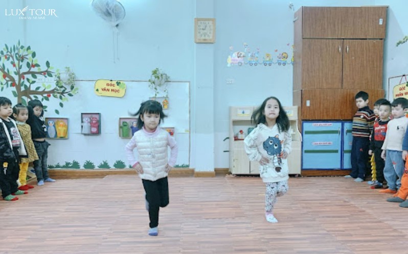 Nhảy lò cò sẽ rèn luyện khả năng thăng bằng cho trẻ
